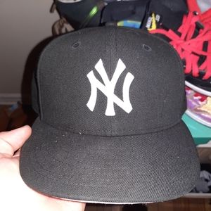 Yankees fitted hat with pink brim